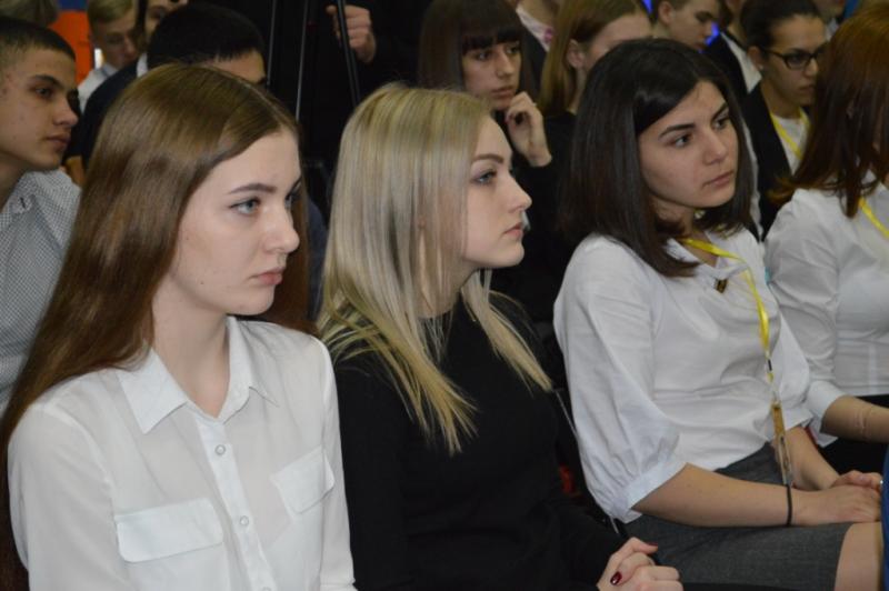 Глава администрации Новооскольского района Андрей Гриднев встретился с молодёжью.

Встреча прошла в центре молодёжных инициатив района