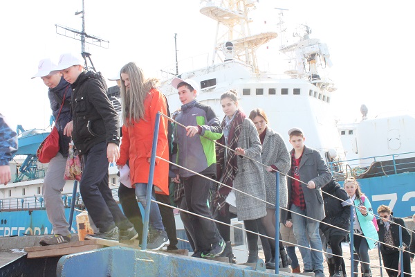 Активисты ОНФ организовали для школьников Петропавловска-Камчатского экскурсию на пограничный сторожевой корабль